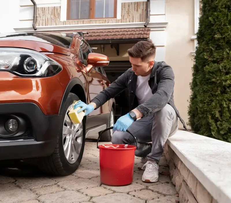 Lavage auto à domicile Marcellaz-Albanais : professionnel intervenant sur un véhicule